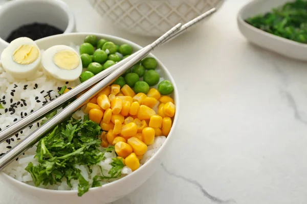 おいしいご飯 野菜と軽い背景でボウル — ストック写真