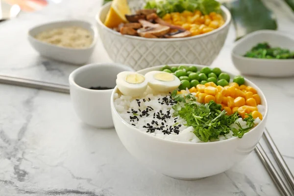 テーブルの上においしいご飯と野菜のボウル — ストック写真