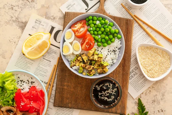 Schaal Met Lekkere Rijst Groenten Ingrediënten Tafel — Stockfoto