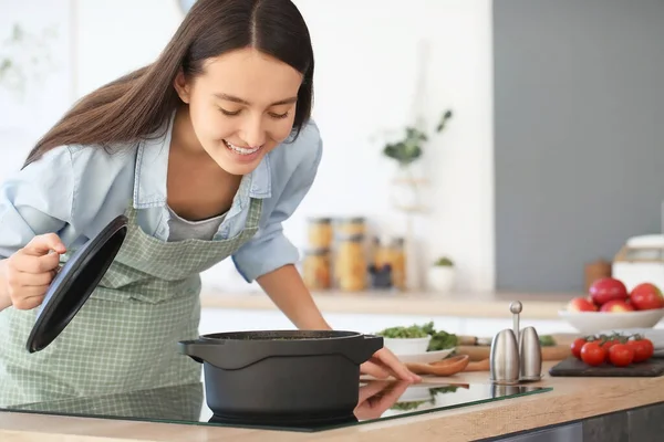 Frau Kocht Leckere Suppe Küche — Stockfoto