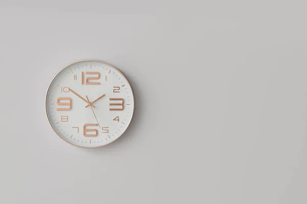 Modern Klocka Hängande Ljus Vägg — Stockfoto