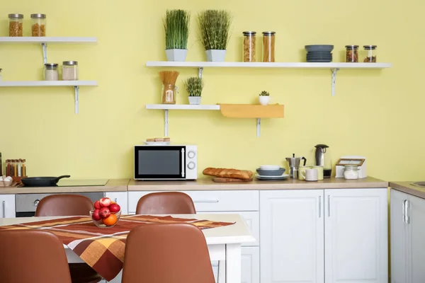 Interior Cocina Moderna Con Mesa Comedor Sillas — Foto de Stock