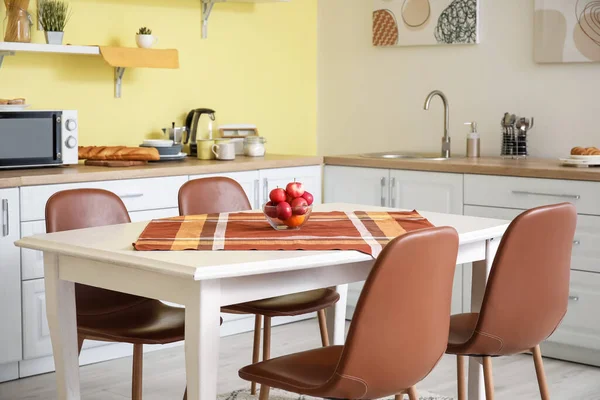 식탁과 의자가 현대식 — 스톡 사진