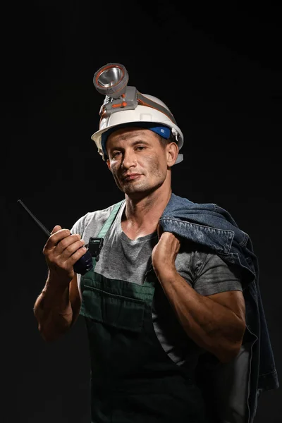 Karanlık Arka Planda Iki Yönlü Telsizi Olan Madenci Adam — Stok fotoğraf