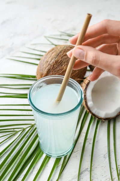 Mujer Poniendo Paja Vaso Agua Fresca Coco Mesa — Foto de Stock