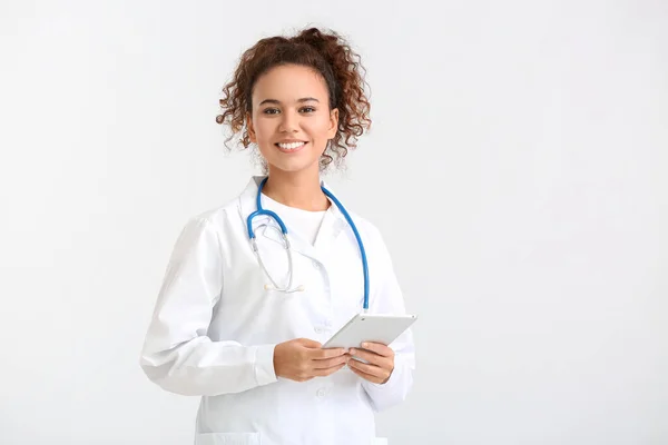 Ritratto Medico Donna Con Tablet Sfondo Chiaro — Foto Stock
