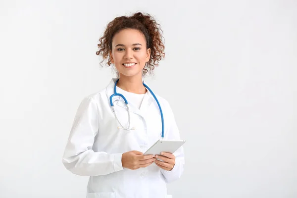 Portrait Female Doctor Tablet Computer Light Background — Stock Photo, Image