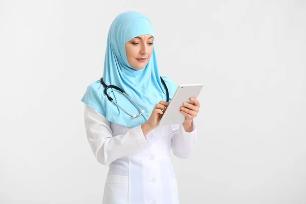 Portret Van Vrouwelijke Moslim Arts Met Tablet Computer Lichte Achtergrond — Stockfoto