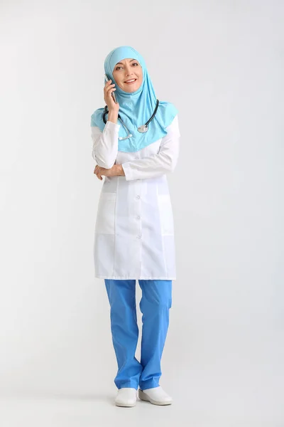 Retrato Mulher Muçulmana Médico Falando Por Telefone Fundo Luz — Fotografia de Stock