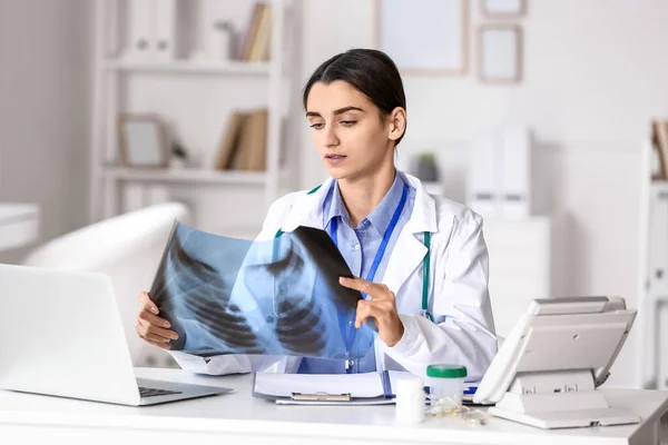 Female Doctor Ray Scan Clinic — Stock Photo, Image