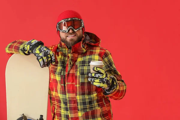 Snowboarder Masculino Con Café Sobre Fondo Color — Foto de Stock