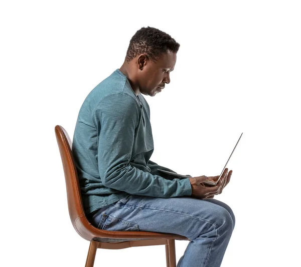 Homem Afro Americano Corcunda Com Laptop Sentado Cadeira Contra Fundo — Fotografia de Stock