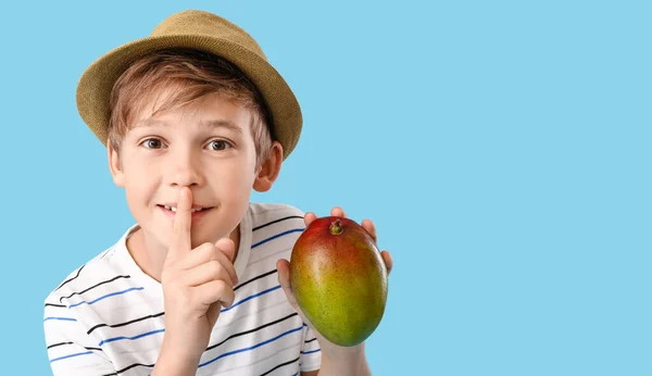 Menino Bonito Com Manga Saborosa Fresca Fundo Cor — Fotografia de Stock