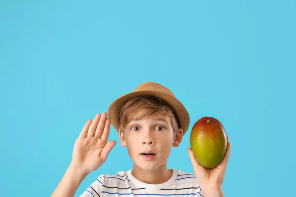 Carino Bambino Con Mango Fresco Gustoso Sfondo Colore — Foto Stock