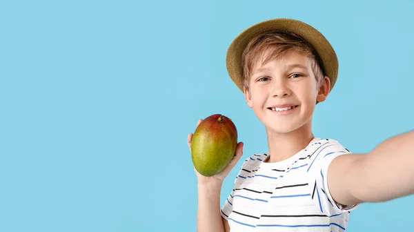 Cute Little Boy Świeżym Smaczne Mango Tle Koloru — Zdjęcie stockowe