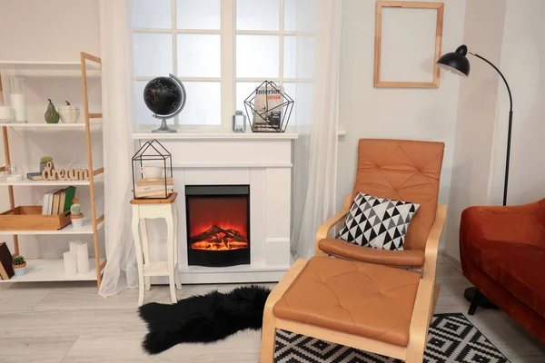 暖炉付きのモダンなリビングルームのインテリア — ストック写真
