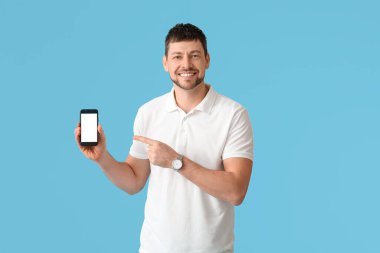 Renkli arka planda cep telefonu olan adam