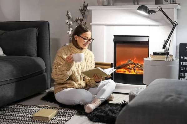 Jeune Femme Boire Thé Lire Livre Près Cheminée Maison — Photo