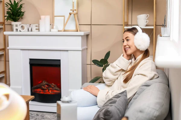 Young Woman Sitting Sofa Fireplace Home — Stock Photo, Image