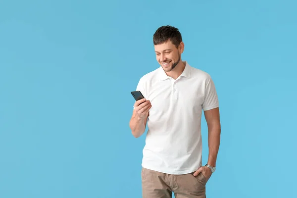 Hombre Con Teléfono Móvil Sobre Fondo Color — Foto de Stock