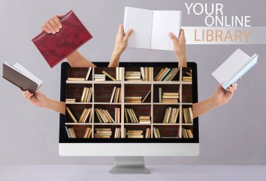 Gri arkaplandaki bilgisayar monitöründen kitapları tutan eller. Çevrimiçi kitaplık kavramı
