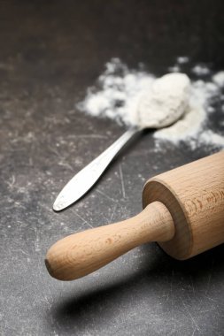 Koyu arkaplanda ahşap oklu iğne