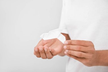 Açık arkaplanda kağıt güvercin olan erkek eller