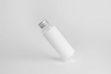 Hafif arkaplanda bir şişe kozmetik ürünü