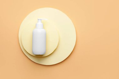 Renkli arka planda bir şişe kozmetik ürünü