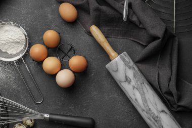 Koyu arkaplanda hamuru ve oklavayı içerir