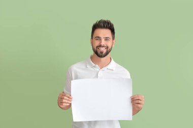 Renk arkaplanı sayfası boş genç bir adam