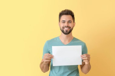 Renk arkaplanı sayfası boş genç bir adam