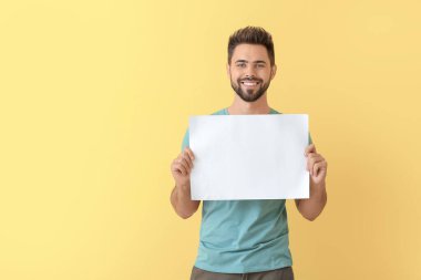 Renk arkaplanı sayfası boş genç bir adam