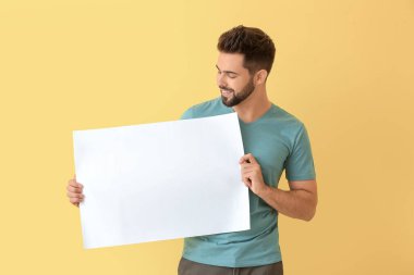 Renk arkaplanı sayfası boş genç bir adam