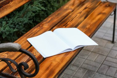 Park bankındaki boş dergi.