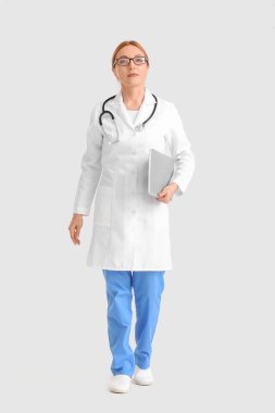 Açık arkaplanda kadın doktor portresi