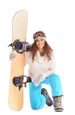 Beyaz arkaplanda kadın snowboardcu