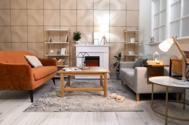 Şömineli modern oturma odasının içi.