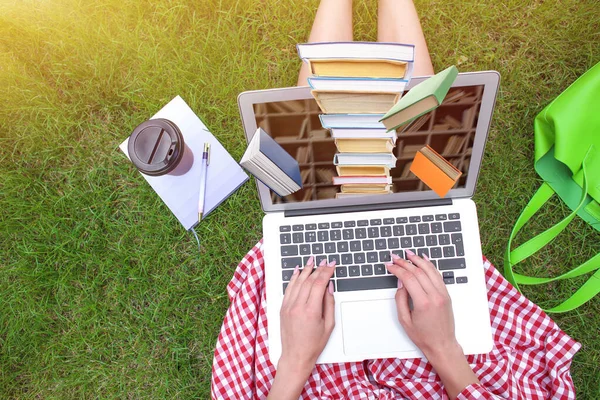 Mujer Con Portátil Visitando Sitio Web Biblioteca Línea Aire Libre — Foto de Stock