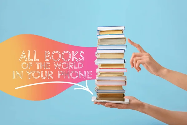 Mãos Femininas Com Pilha Livros Telefone Celular Fundo Cor Conceito — Fotografia de Stock