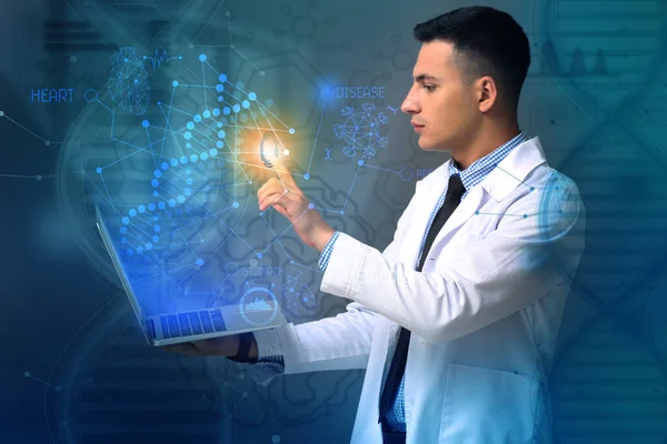 Médico Masculino Com Laptop Usando Tela Virtual Fundo Cor Tecnologias — Fotografia de Stock