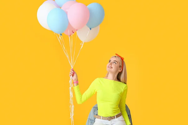 Mujer Joven Feliz Con Globos Aire Sobre Fondo Color — Foto de Stock