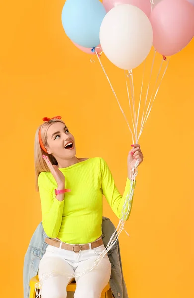 Mujer Joven Feliz Con Globos Aire Sobre Fondo Color — Foto de Stock