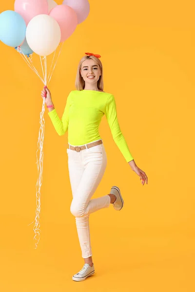 Jovem Feliz Com Balões Fundo Cor — Fotografia de Stock