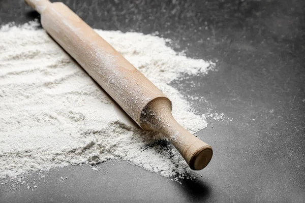 Wooden Rolling Pin Flour Dark Background — Stock Photo, Image