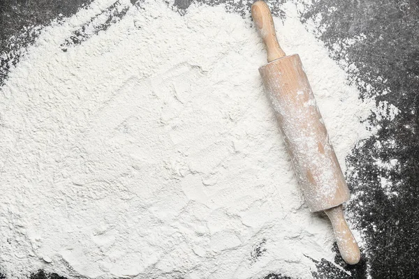 Wooden Rolling Pin Flour Dark Background — Stock Photo, Image