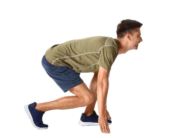 Sportig Ung Man Står Crouch Start Position Isolerad Vit Bakgrund — Stockfoto