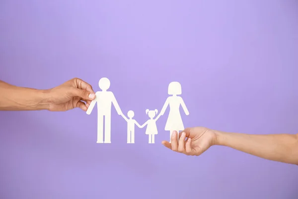 Manos Familia Con Figuras Humanas Sobre Fondo Color — Foto de Stock