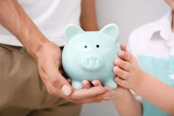 貯金箱付きの家族の手 貯金の概念 — ストック写真
