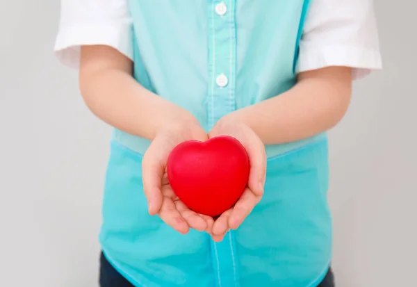 Παιδικά Χέρια Καρδιά Στο Φως Φόντο — Φωτογραφία Αρχείου